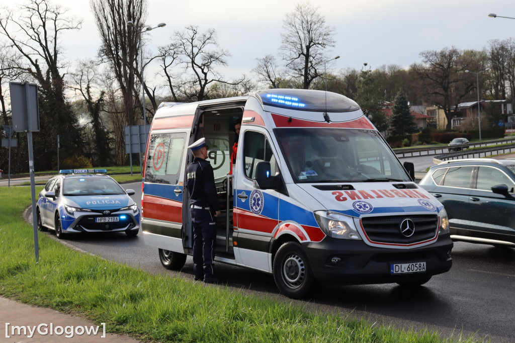 Chciał się zabić, więc skoczył na szybę samochodu