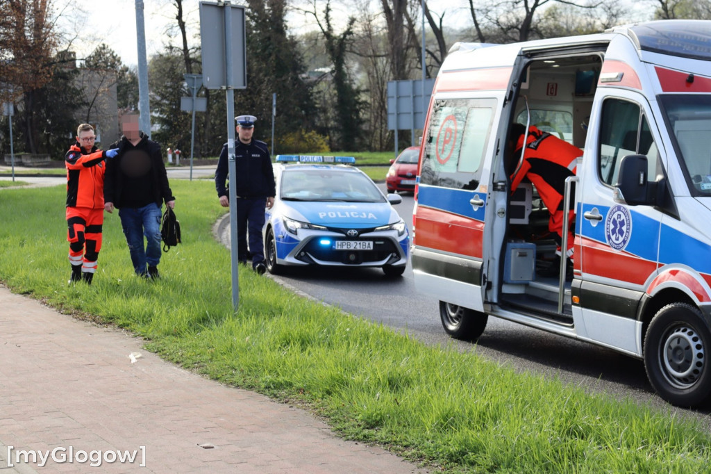 Chciał się zabić, więc skoczył na szybę samochodu