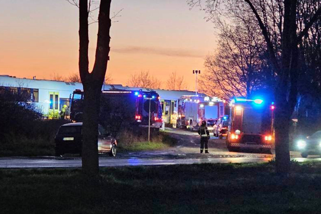 Samochód uderzył w szynobus. Trzy osoby ranne