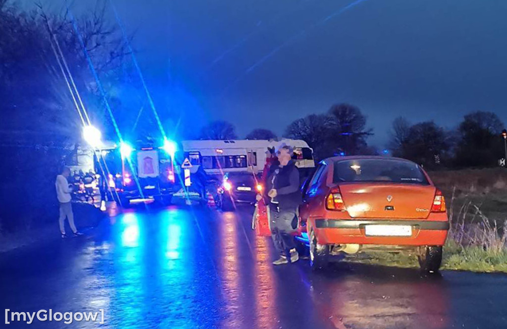 Samochód uderzył w szynobus. Trzy osoby ranne