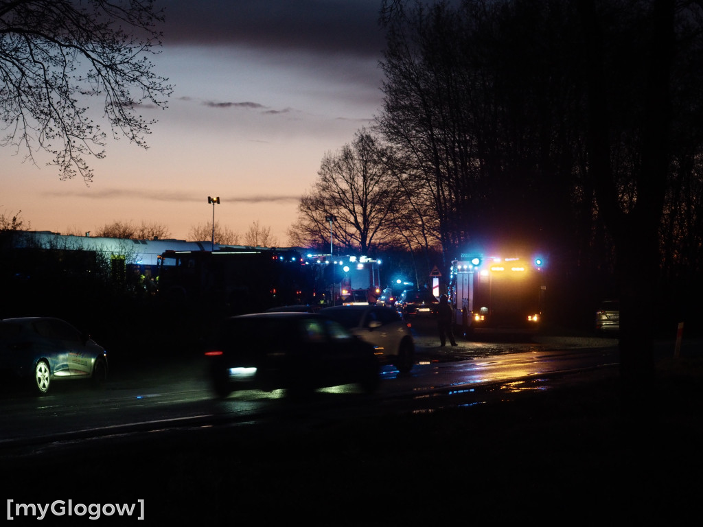 Samochód uderzył w szynobus. Trzy osoby ranne