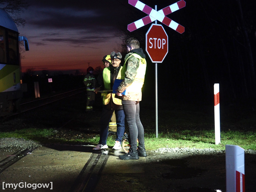 Samochód uderzył w szynobus. Trzy osoby ranne