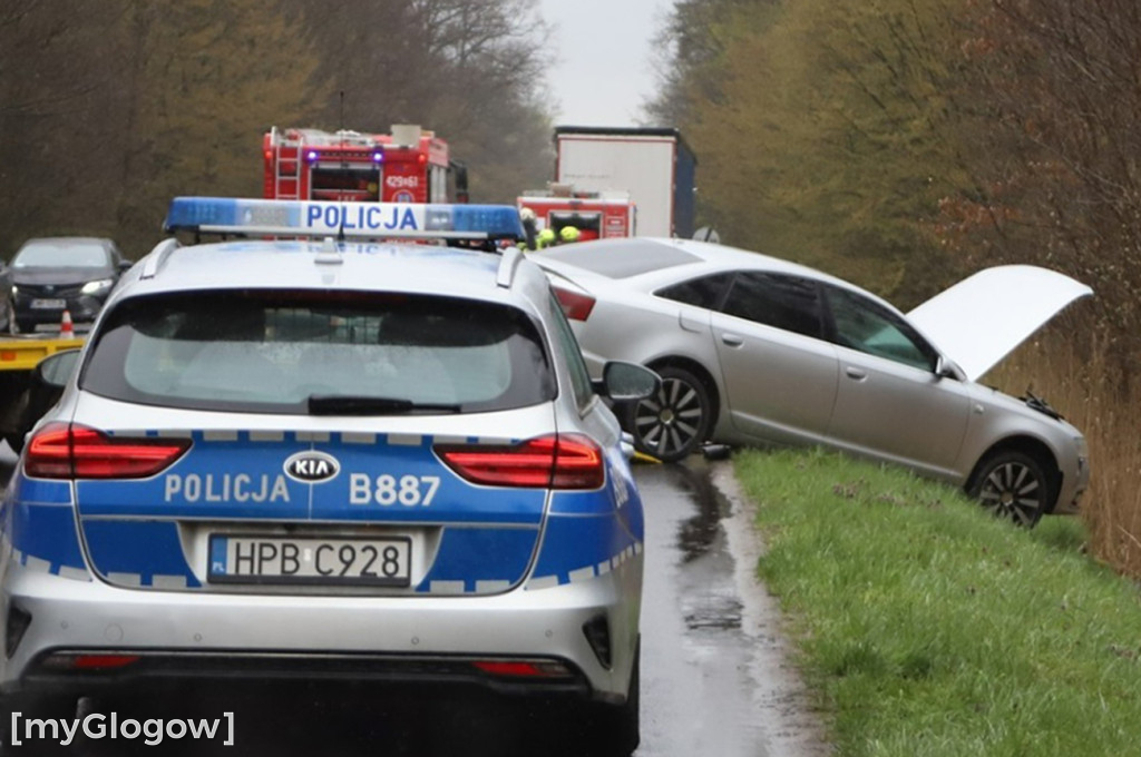 Pogadał i poszedł. Policja szuka kierowcy audi