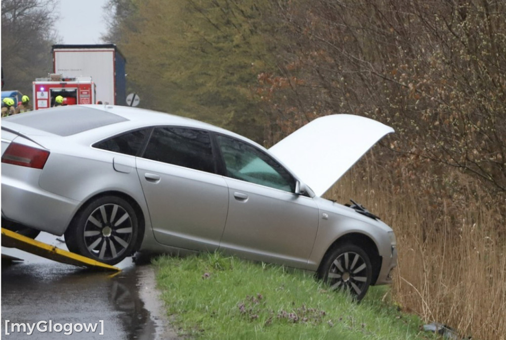 Pogadał i poszedł. Policja szuka kierowcy audi