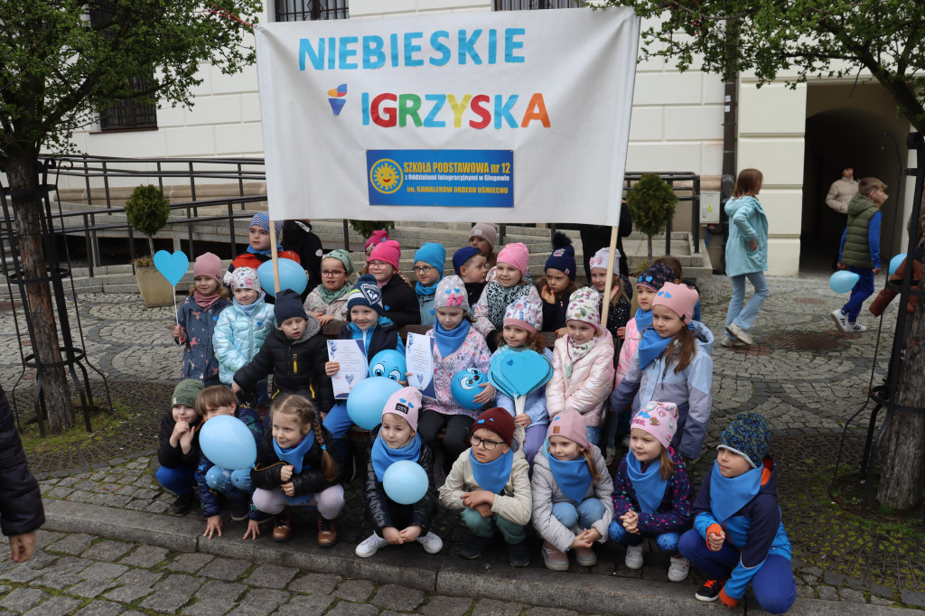Gry i zabawy pod ratuszem z okazji Dnia Autyzmu