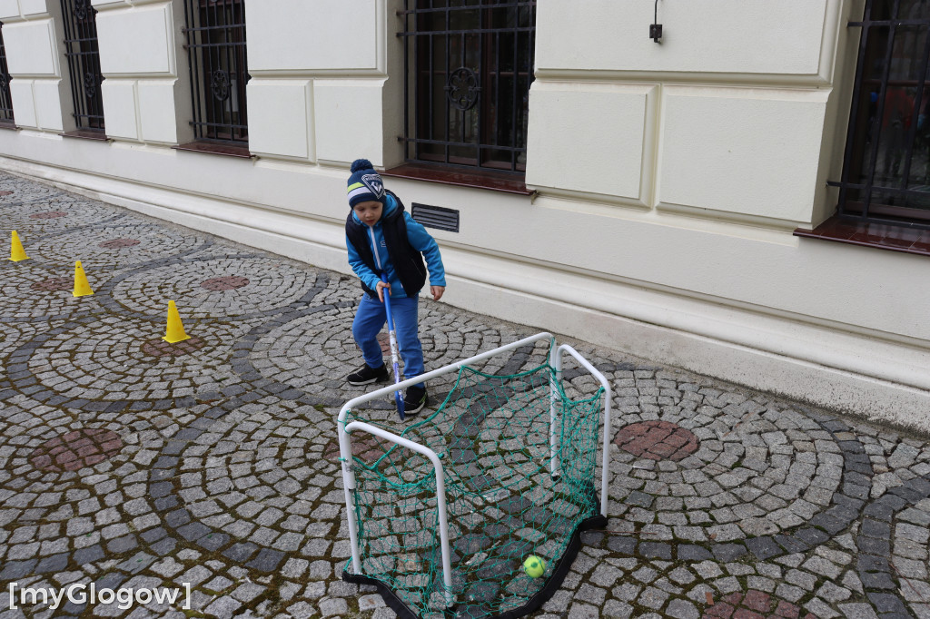 Gry i zabawy pod ratuszem z okazji Dnia Autyzmu