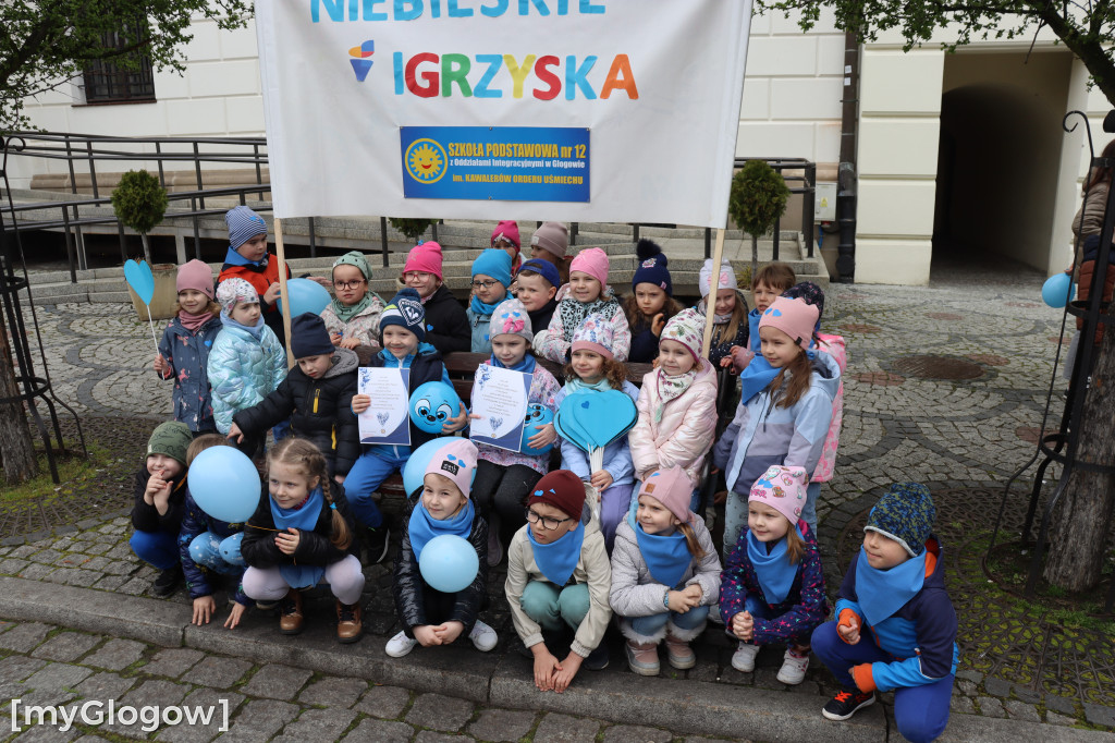 Gry i zabawy pod ratuszem z okazji Dnia Autyzmu