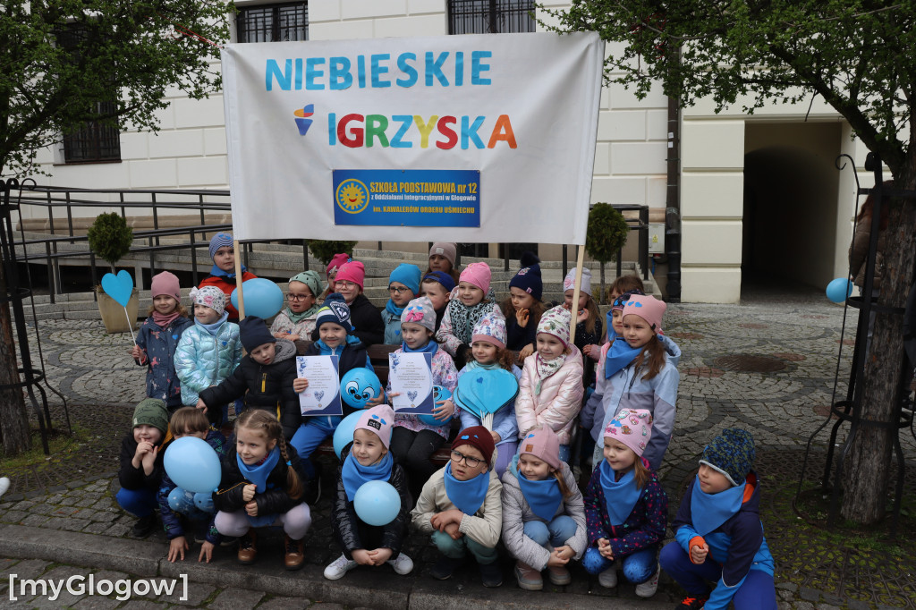 Gry i zabawy pod ratuszem z okazji Dnia Autyzmu