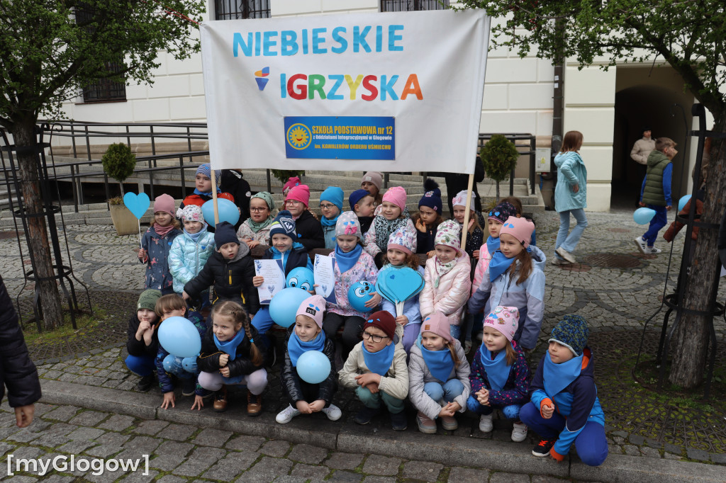 Gry i zabawy pod ratuszem z okazji Dnia Autyzmu