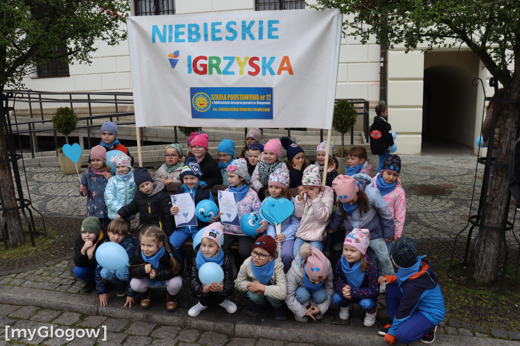 Gry i zabawy pod ratuszem z okazji Dnia Autyzmu