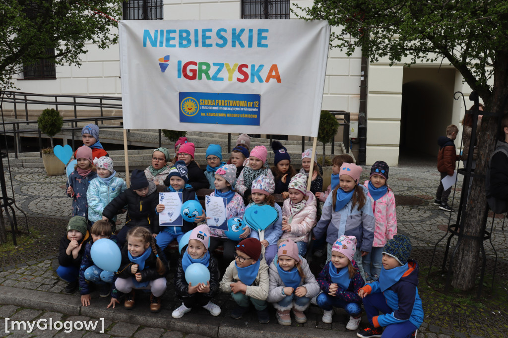 Gry i zabawy pod ratuszem z okazji Dnia Autyzmu