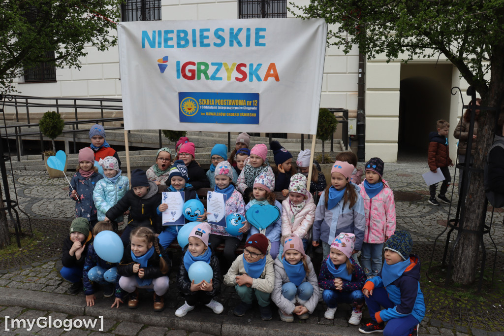 Gry i zabawy pod ratuszem z okazji Dnia Autyzmu