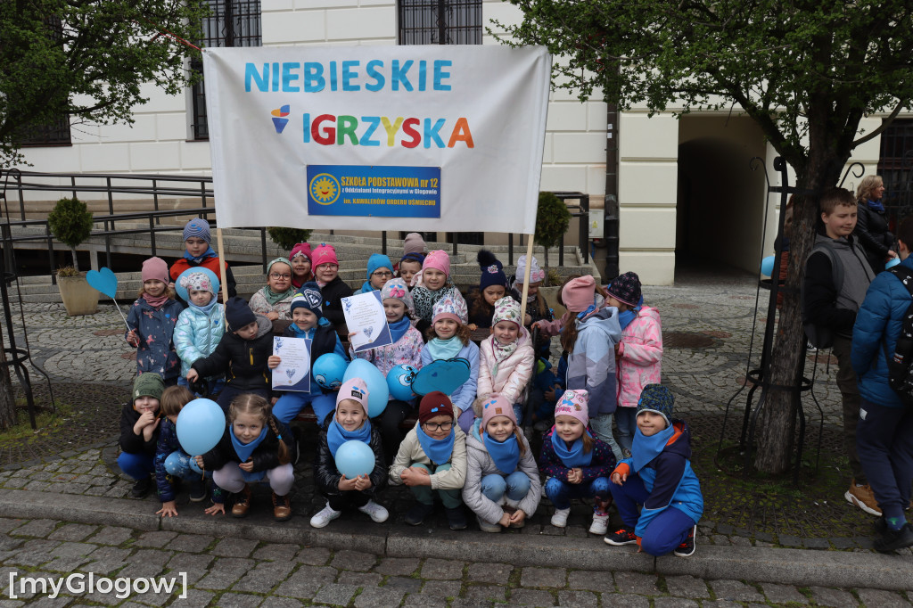 Gry i zabawy pod ratuszem z okazji Dnia Autyzmu