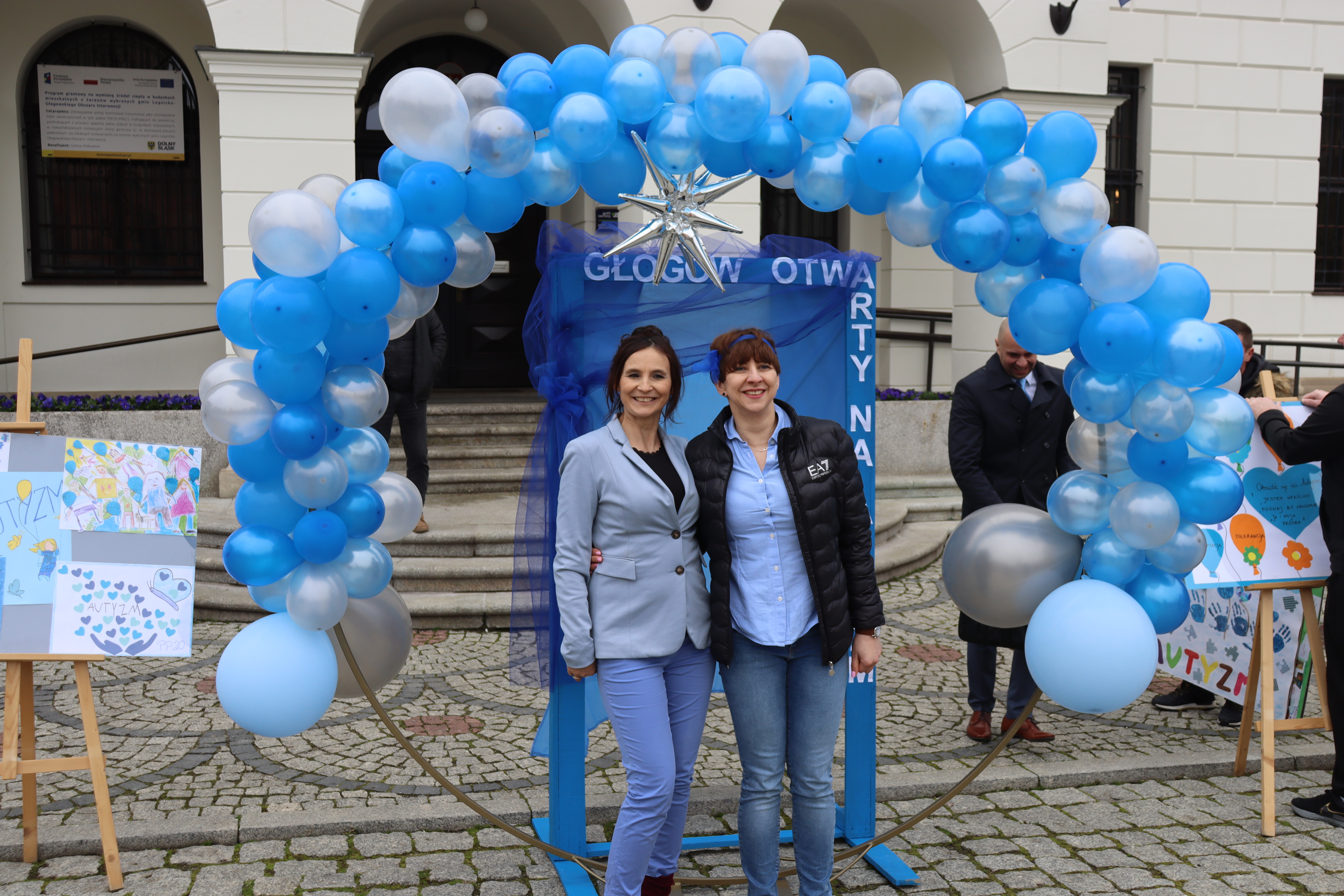 Gry i zabawy pod ratuszem z okazji Dnia Autyzmu