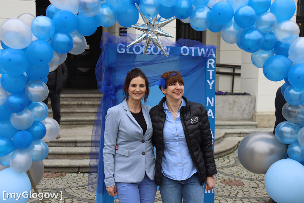 Gry i zabawy pod ratuszem z okazji Dnia Autyzmu