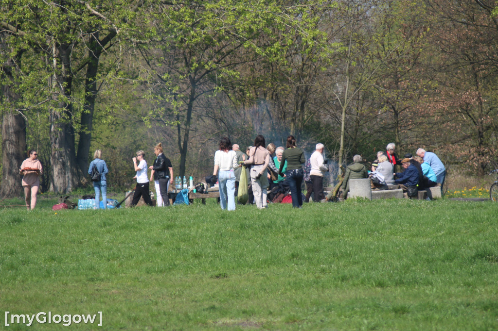 Sprzatąnie placu festynowego