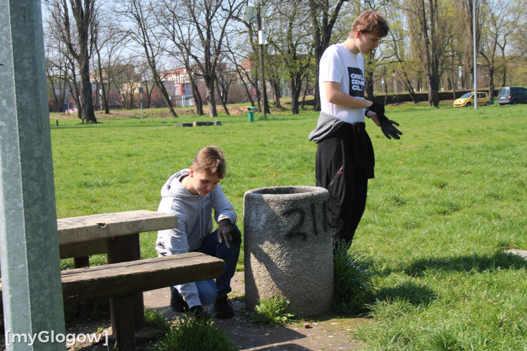 Sprzatąnie placu festynowego