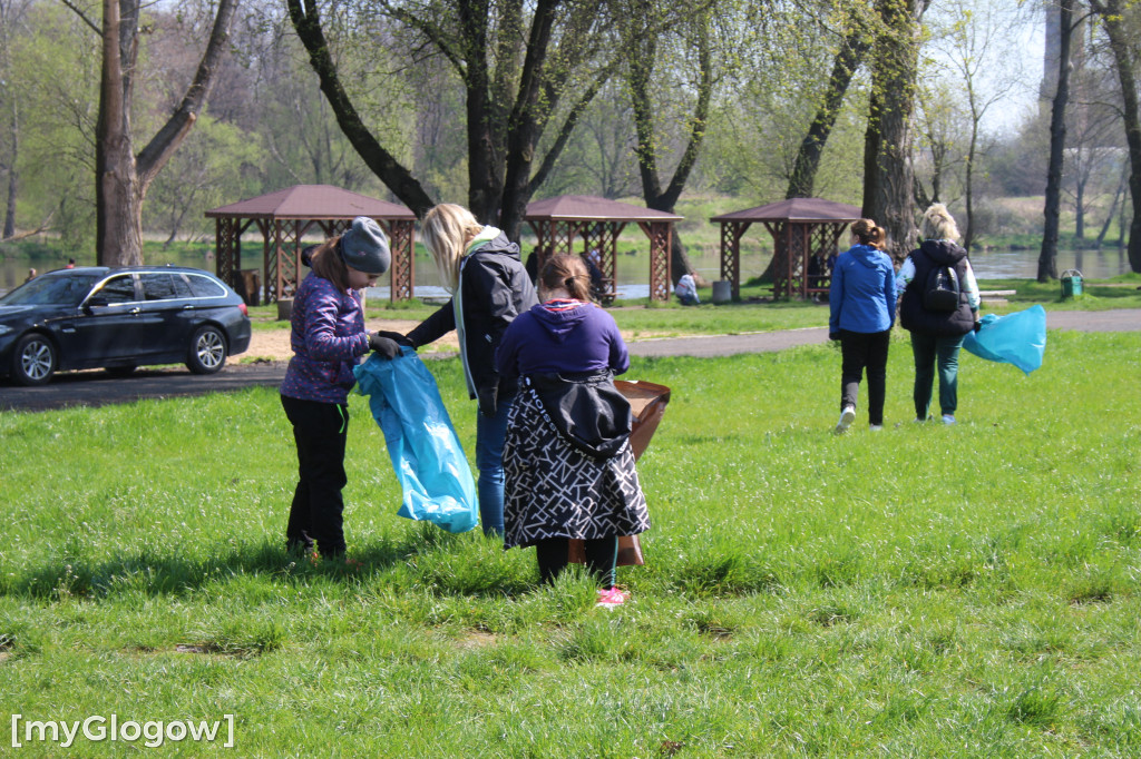 Sprzatąnie placu festynowego