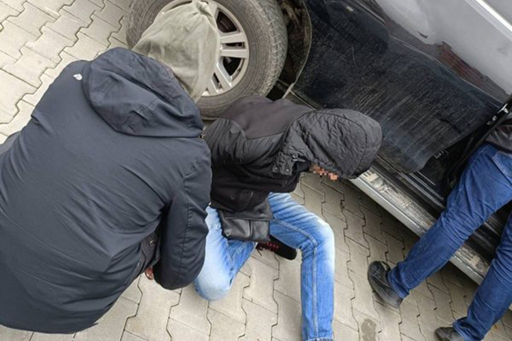 Zatrzymali włamywaczy. Szują właścicieli ich łupów