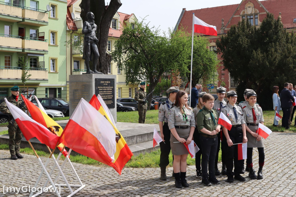 Dzień Flagi Polski pod pomnikiem Józefa Wybickiego