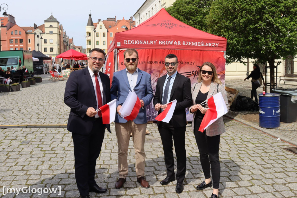 Dzień Flagi Polski pod pomnikiem Józefa Wybickiego