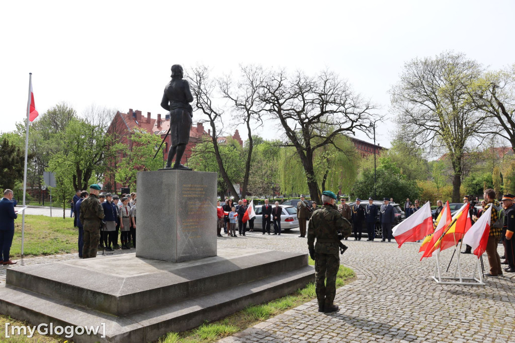 Dzień Flagi Polski pod pomnikiem Józefa Wybickiego