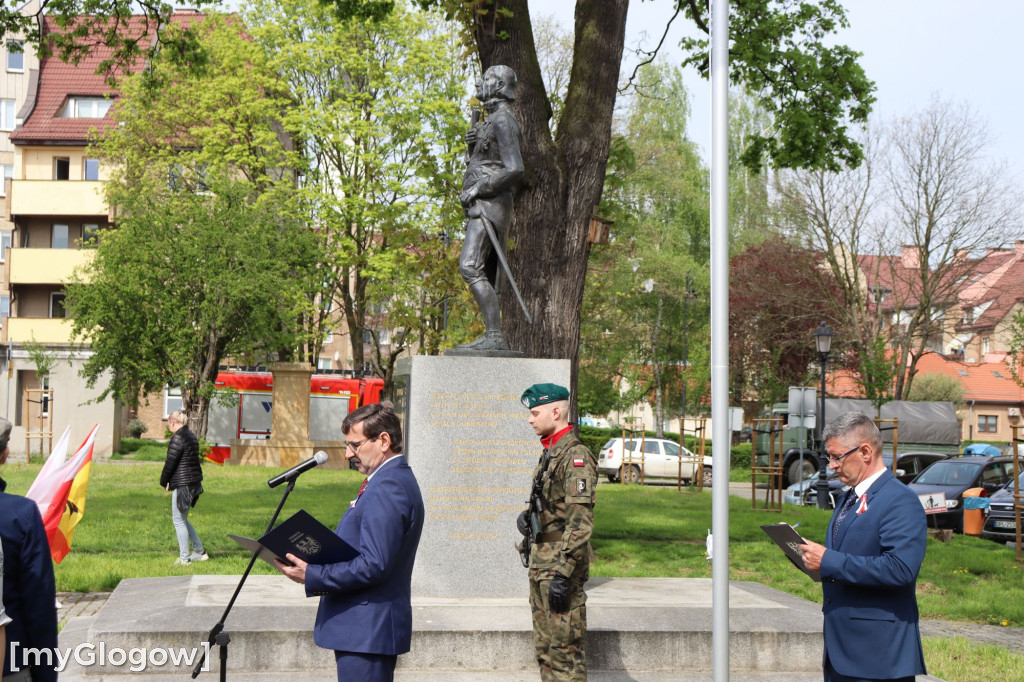 Dzień Flagi Polski pod pomnikiem Józefa Wybickiego
