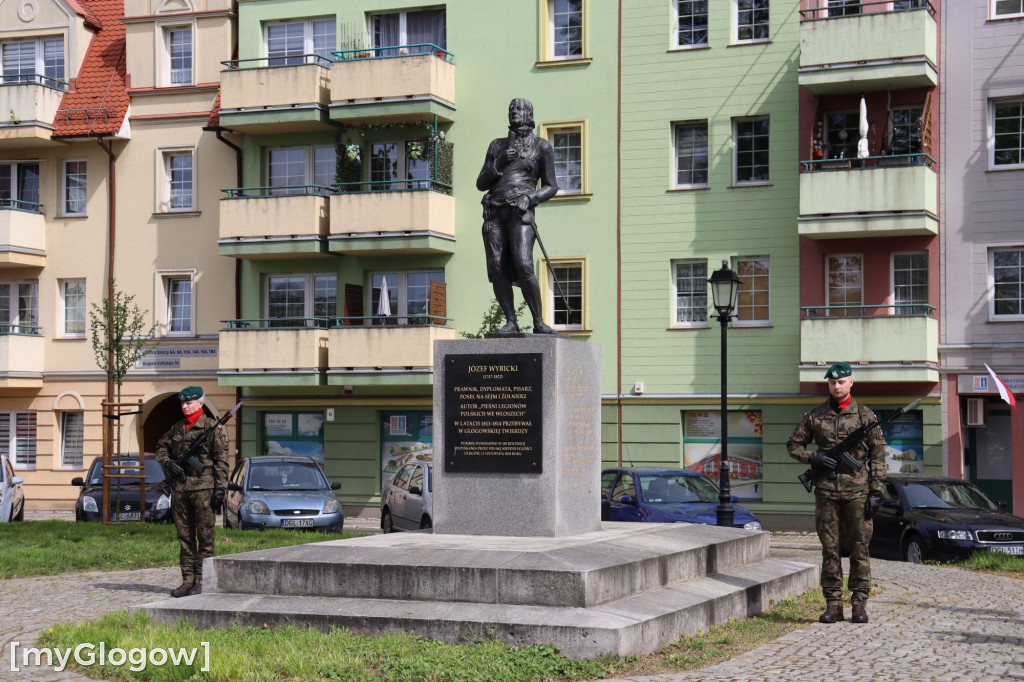 Dzień Flagi Polski pod pomnikiem Józefa Wybickiego