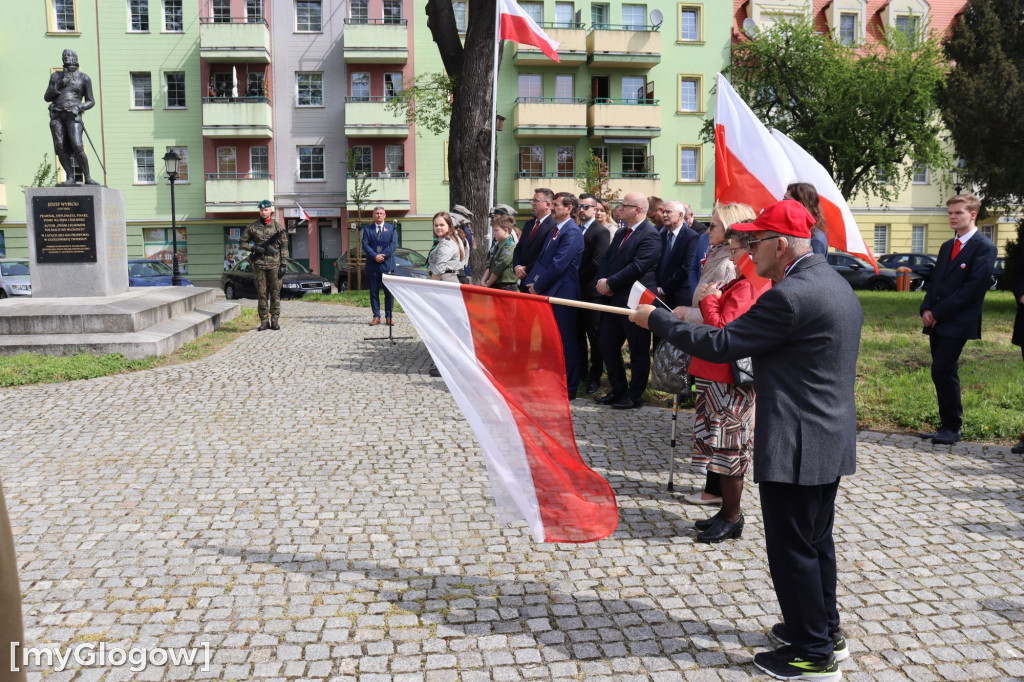 Dzień Flagi Polski pod pomnikiem Józefa Wybickiego