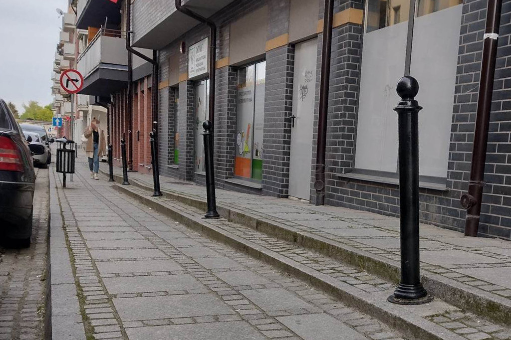 Mimo oznakowania przechodnie się potykają