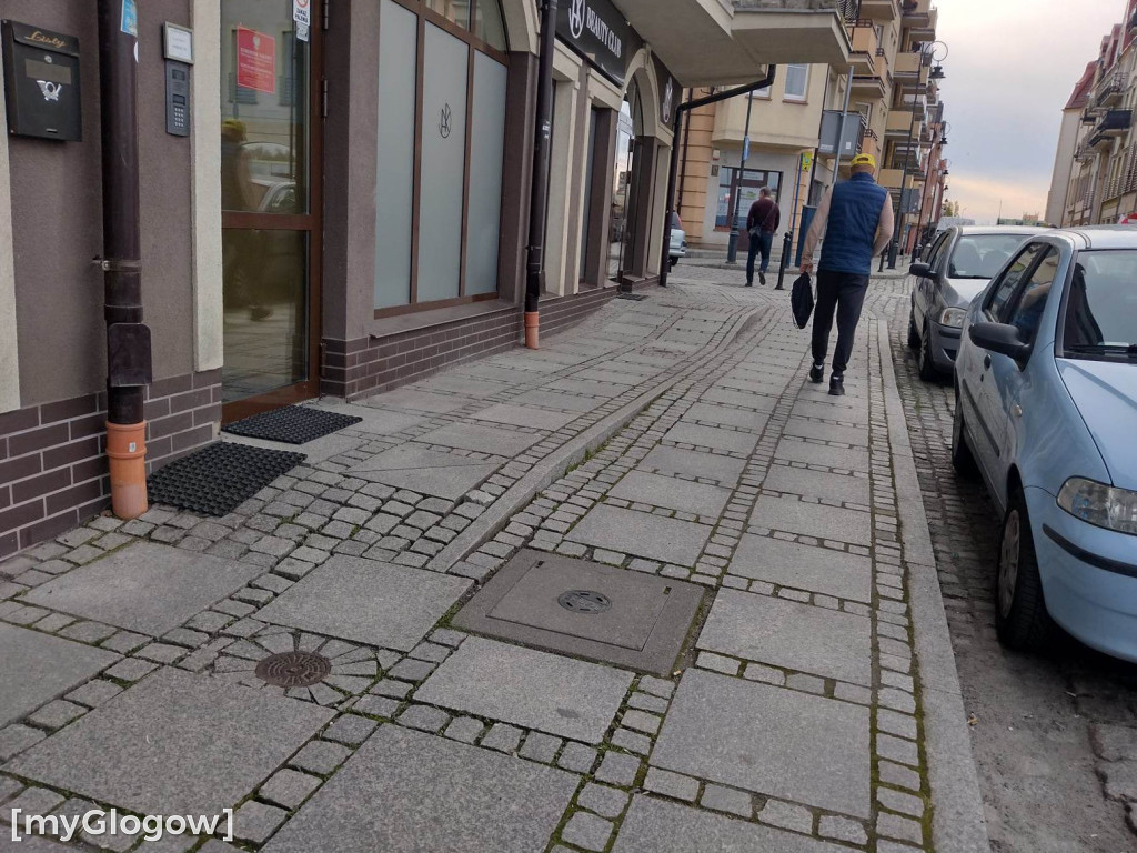 Mimo oznakowania przechodnie się potykają