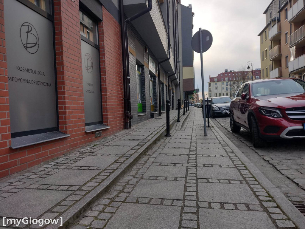 Mimo oznakowania przechodnie się potykają