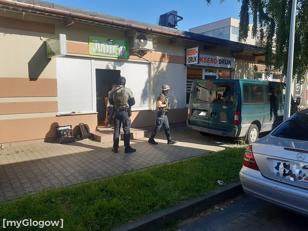 Nalot na salony w Głogowie. Automaty wywiezione