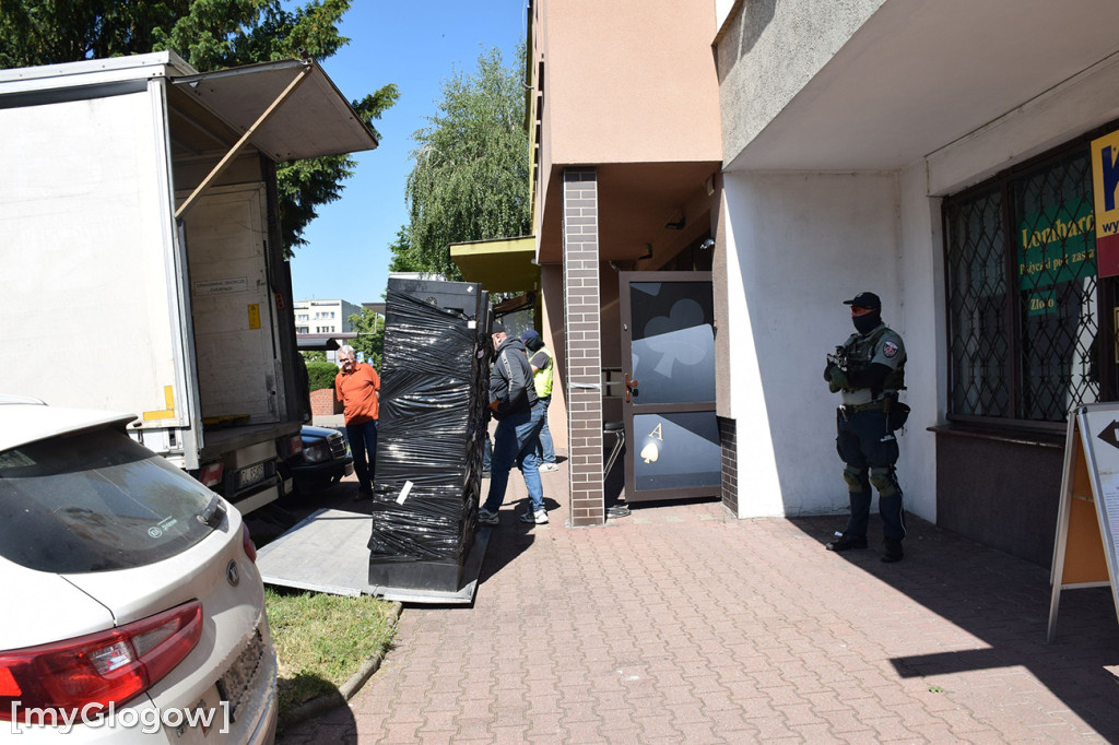 Nalot na salony w Głogowie. Automaty wywiezione