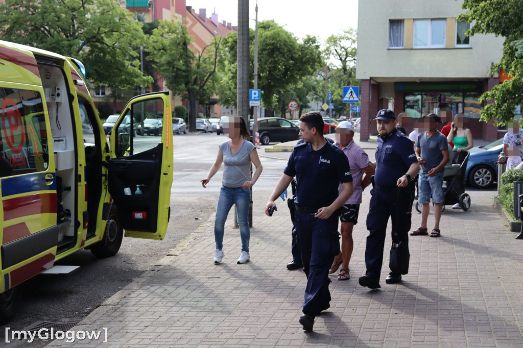 Atak nożownika pod apteką w Głogowie