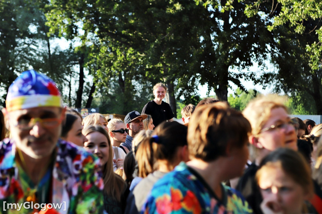 Sara James rozgrzewa publiczność!