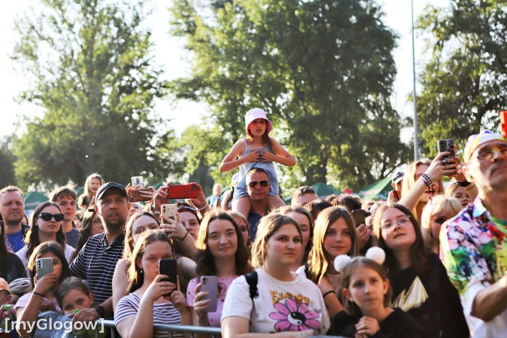 Sara James rozgrzewa publiczność!