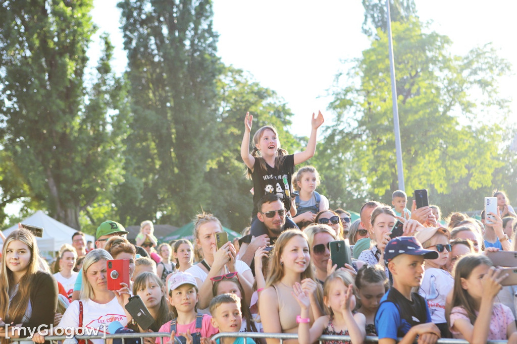 Sara James rozgrzewa publiczność!