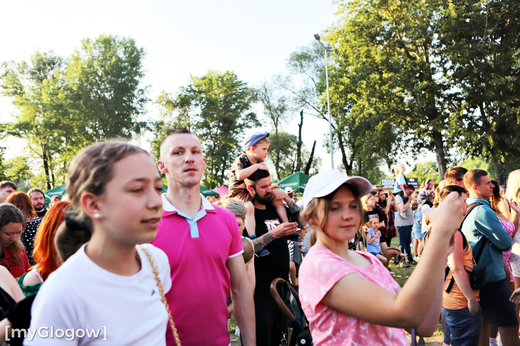 Sara James rozgrzewa publiczność!