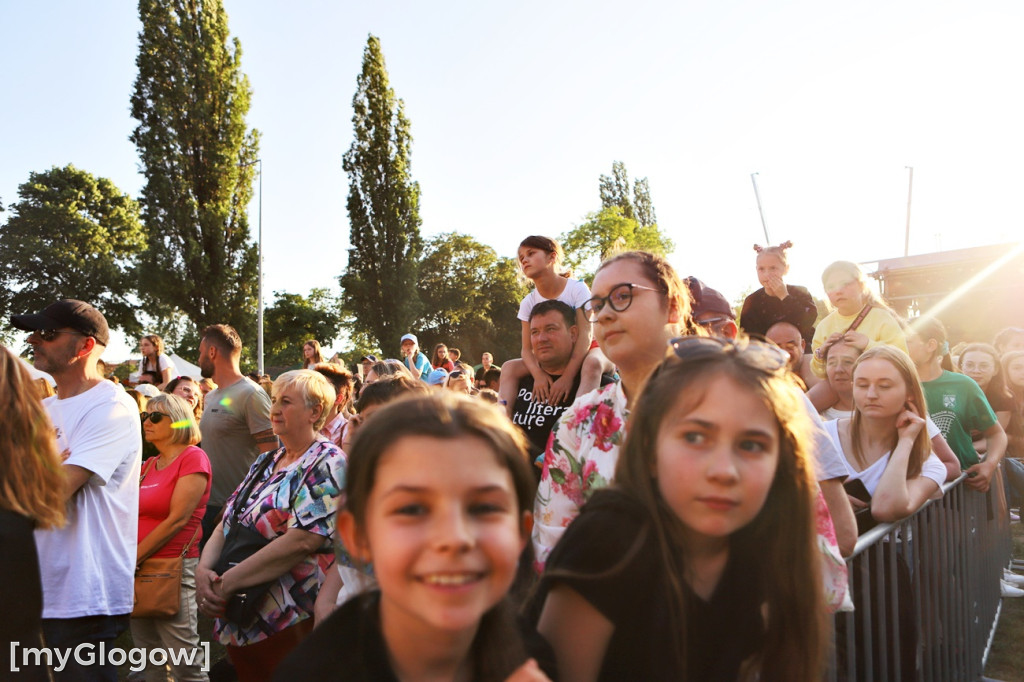 Sara James rozgrzewa publiczność!