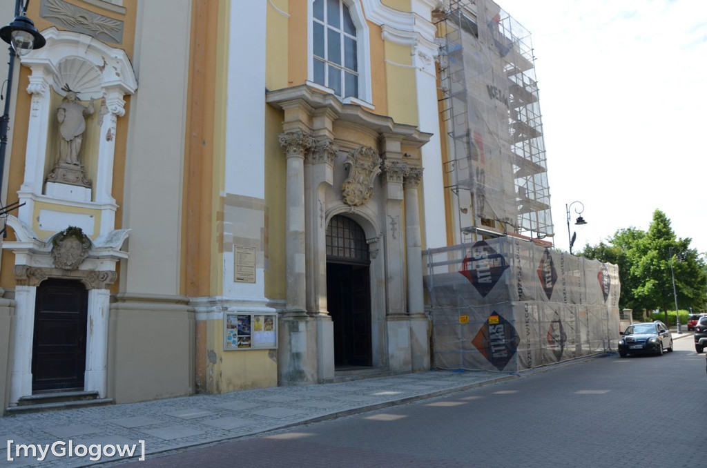 Tak powstaje kwietny dywan w kościele Bożego Ciała