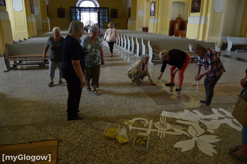 Tak powstaje kwietny dywan w kościele Bożego Ciała