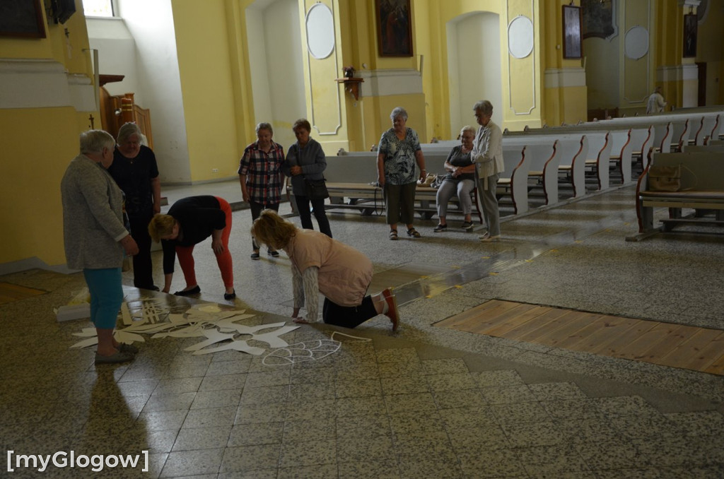Tak powstaje kwietny dywan w kościele Bożego Ciała