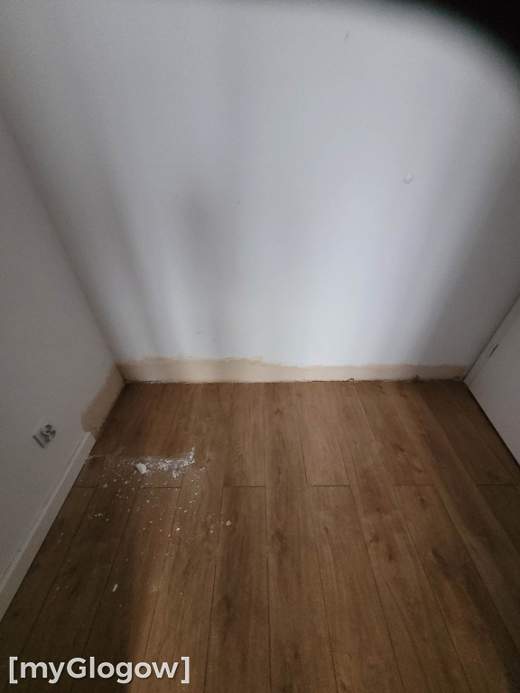 Dziurawe rury zamurowane w ścianach nowego bloku