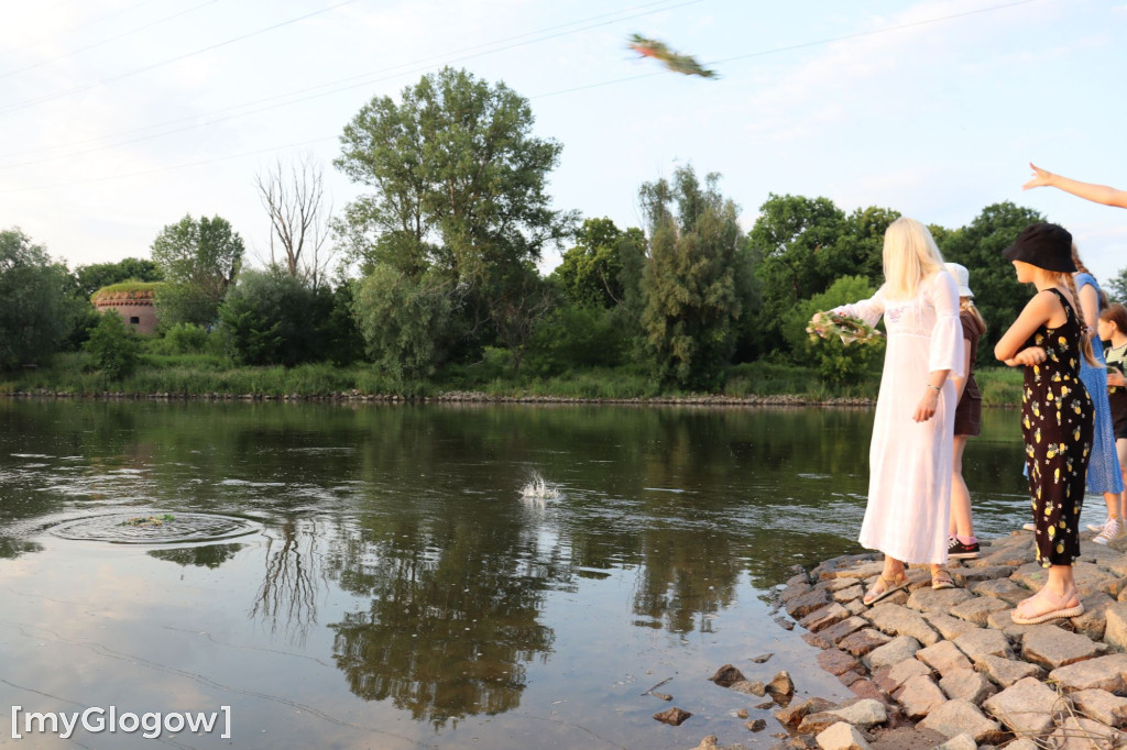 Wianki popłynęły Odrą. Upletły je Głogowianki