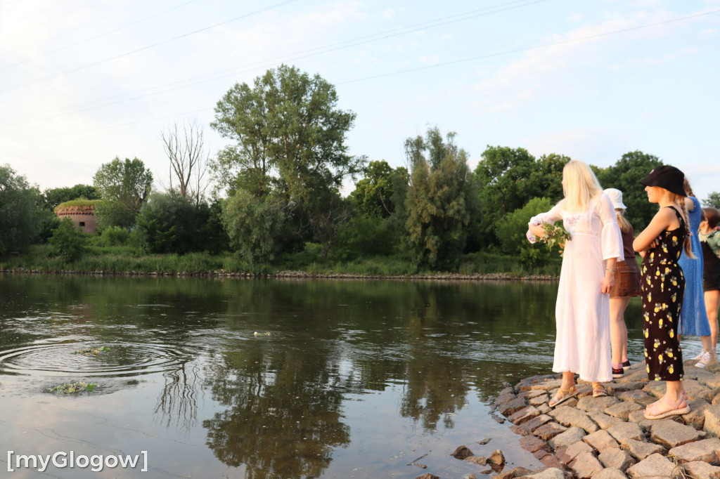Wianki popłynęły Odrą. Upletły je Głogowianki