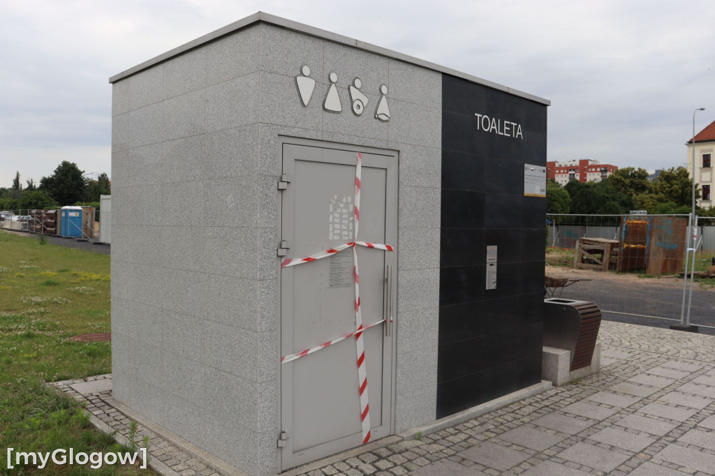 Raz nie wystarczyło. Niszczą toaletę na bulwarze
