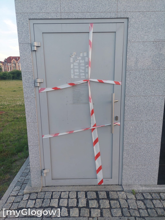 Raz nie wystarczyło. Niszczą toaletę na bulwarze