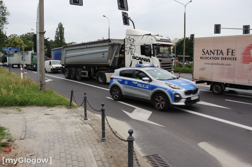 Nawet w korku trzeba uważać. Tir nie zahamował
