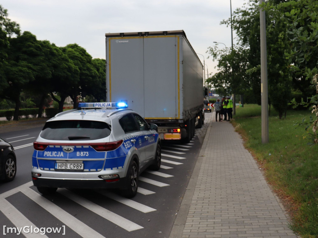 Nawet w korku trzeba uważać. Tir nie zahamował
